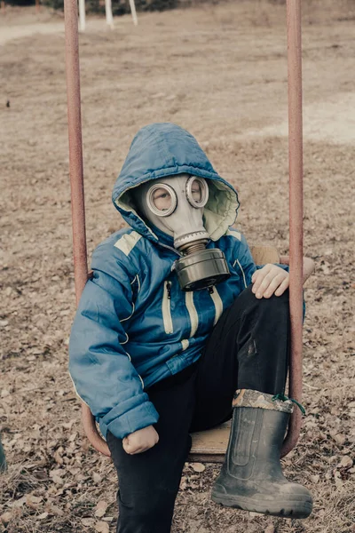 Niño Años Con Una Chaqueta Azul Máscara Gas Monta Columpio —  Fotos de Stock