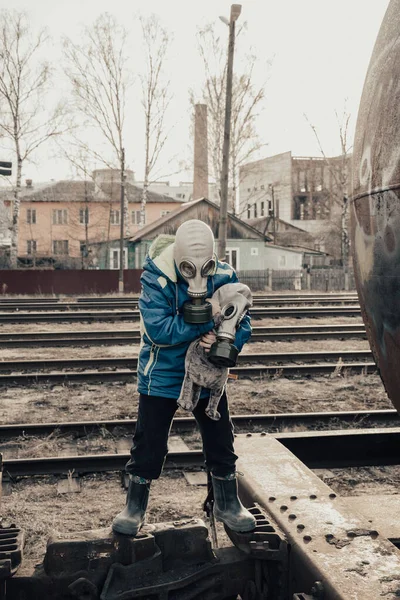 Ein Bis Jähriger Junge Blauer Jacke Und Gasmaske Steht Auf — Stockfoto