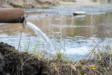 Kanalizasyon kanalizasyondan taş ocağına akıyor ve çamurlu bir bataklık oluşturuyor..