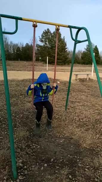 Menino Anos Idade Com Uma Jaqueta Azul Máscara Gás Monta — Vídeo de Stock