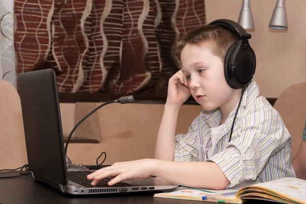Uma Criança Anos Assiste Vídeo Learning Com Professor Computador Sala — Fotografia de Stock
