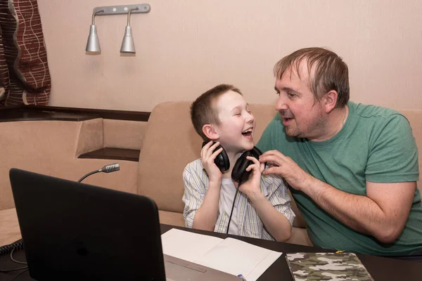 Dad Son Watches Learning Video Teacher Computer Living Room House — Stock Photo, Image