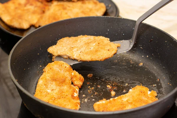 The child roasts the pork chop himself. — Stock Photo, Image