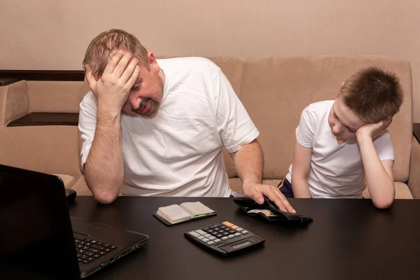 Baba ve oğul aile bütçesinde harcamayı düşünüyorlar. Kriz sırasında para sorunları.