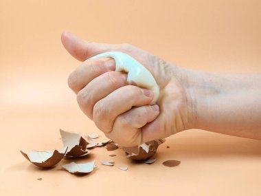 Elim haşlanmış yumurtayı ezdi.,