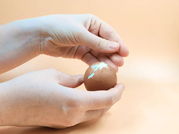 Zblízka ženské ruce loupání vařené vejce ze skořápky. — Stock fotografie