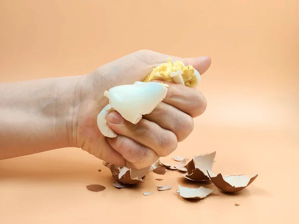 El haşlanmış yumurtayı, yumurta sarısını ve beyaz parçayı ezdi..