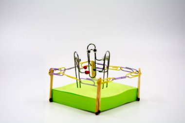 Yeşil nota halkasına ataçlar takılmış boksörler, hakimin huzurunda dövüşler. Boks konsepti.