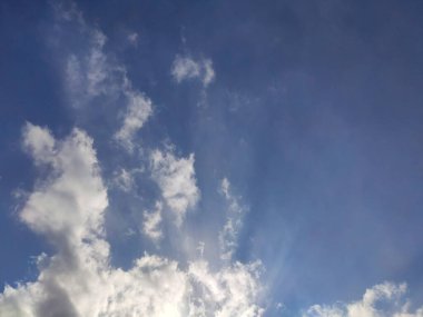 Bulutlu ve güneşli mavi arkaplan