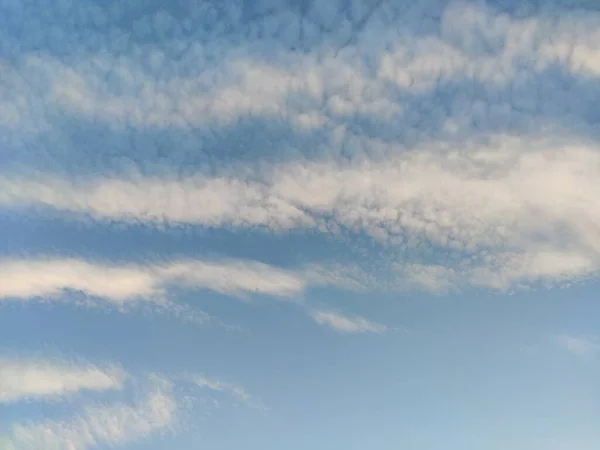 Schöne blaue Himmel Hintergrund mit bewölkten, Wolkendecke eine Hälfte des blauen Himmels. — Stockfoto