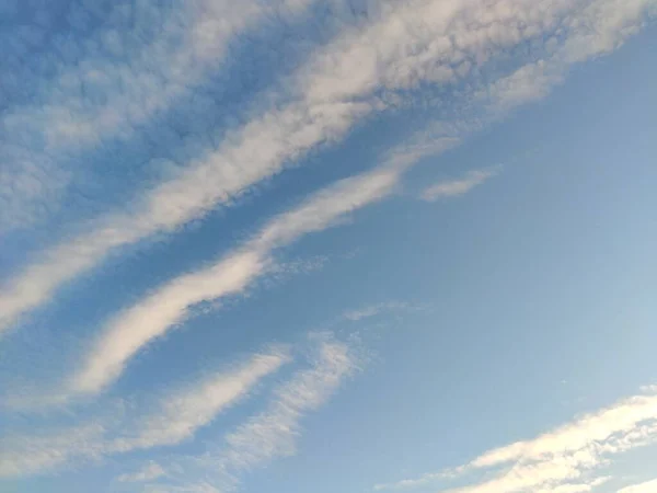 Bulutlu, bulutlu, mavi gökyüzünün yarısını kaplayan güzel mavi bir arka plan.. — Stok fotoğraf