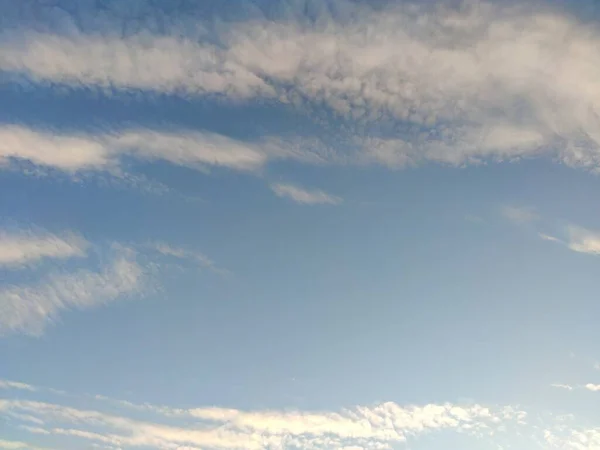 Klarer blauer Himmel mit kleinen weißen Wolken als Hintergrund, Blick auf den Himmel — Stockfoto