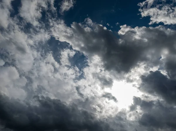 Пухнасті Кумули Хмари Сонце Величезне Блакитне Небо Хмари Небо — стокове фото