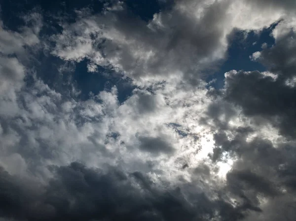 Solstrålarnas Bakgrund Över Molnen Solstrålarna Bryter Över Molnen — Stockfoto