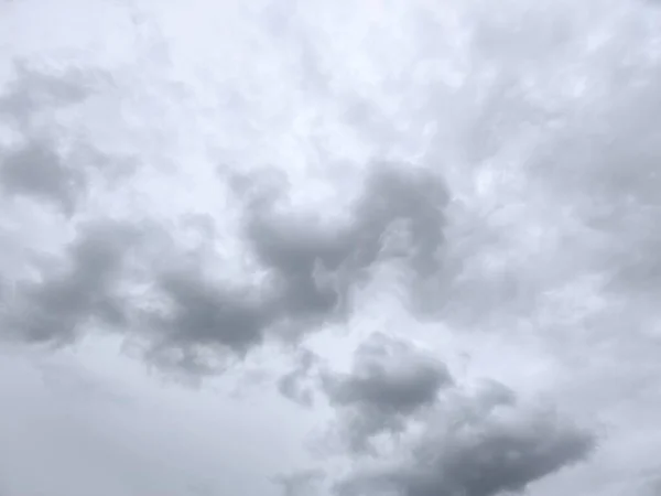 灰蒙蒙的天空预示着乌云的风暴 — 图库照片