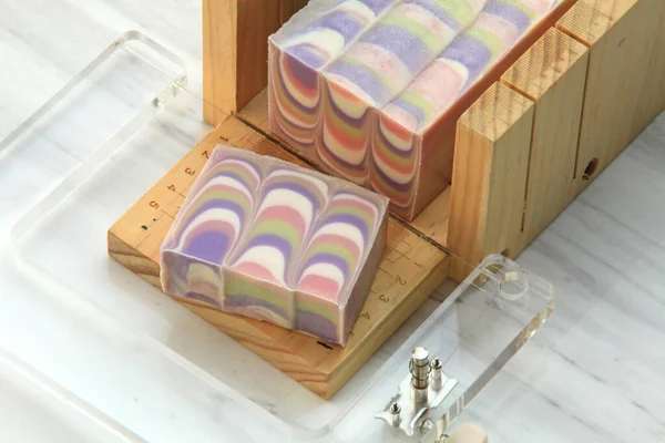 Block Mit Hübscher Pastellfarbener Seife Ausgestellt — Stockfoto