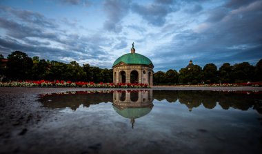 Diana Tapınağı, Hofgarten Münih Şehri. Su yansıması