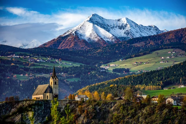 Alplerin önündeki kilise. Güney Tyrol İtalya Avrupa — Stok fotoğraf