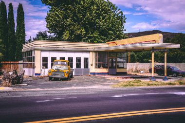 Kaliforniya, Route 66 'da eski bir arabası ve kırık camları olan eski bir benzin istasyonu.