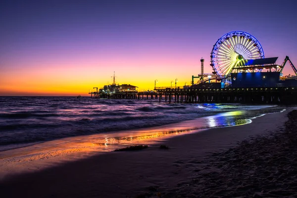 Santa Monica Pier at colorful sunset. Beautiful reflections in the water — Stock Photo, Image