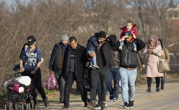 Migrantes Caminham Para Fronteira Turco Grega Pazarkule Enquanto Querem Para — Fotografia de Stock