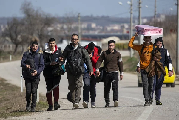 Invandrare Vandrar Till Gränsen Mellan Turkiet Och Grekland Pazarkule Medan — Stockfoto