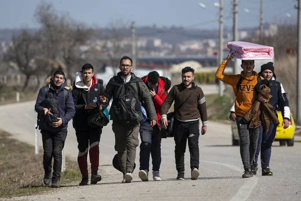 Göçmenler Türkiye-Yunanistan sınırına yürürken, 29 Şubat 2020 
