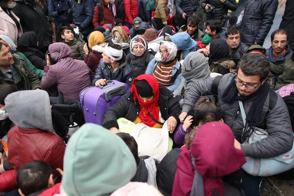 Migranten Warten Türkisch Griechischen Grenzübergang Pazarkule Während Sie Nach Europa — Stockfoto