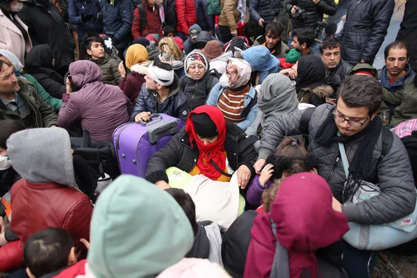 Türkiye-Yunanistan sınırında bekleyen göçmenler, 29 Şubat 2020 'de Türkiye' nin Edirne kentinde Avrupa 'ya gitmek isterken Pazarkule sınırında bekliyorlar..
