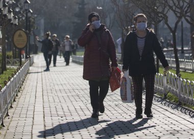 İstanbul, Türkiye, 11 Mart 2020, Coronavirüs (COVID-19) salgını nedeniyle insanlar yüzünü takınıyor.