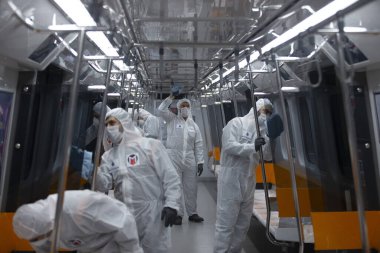 İstanbul, Türkiye, 12 Mart 2020, İstanbul Metro üyeleri dünya genelinde koronavirüs (COVID-19) salgını nedeniyle bir treni dezenfekte etti.