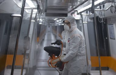 İstanbul, Türkiye, 12 Mart 2020, İstanbul Metro üyeleri dünya genelinde koronavirüs (COVID-19) salgını nedeniyle bir treni dezenfekte etti.