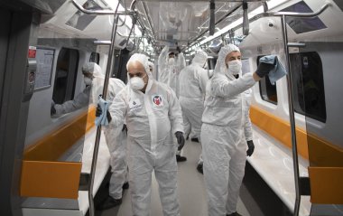İstanbul, Türkiye, 12 Mart 2020, İstanbul Metro üyeleri dünya genelinde koronavirüs (COVID-19) salgını nedeniyle bir treni dezenfekte etti.