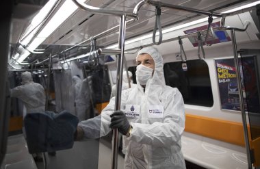 İstanbul, Türkiye, 12 Mart 2020, İstanbul Metro üyeleri dünya genelinde koronavirüs (COVID-19) salgını nedeniyle bir treni dezenfekte etti.