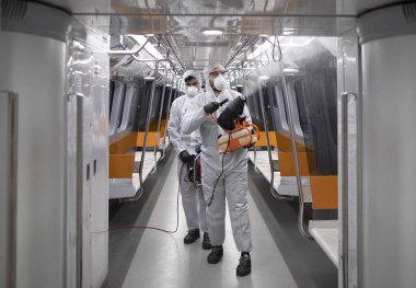 İstanbul, Türkiye, 12 Mart 2020, İstanbul Metro üyeleri dünya genelinde koronavirüs (COVID-19) salgını nedeniyle bir treni dezenfekte etti.