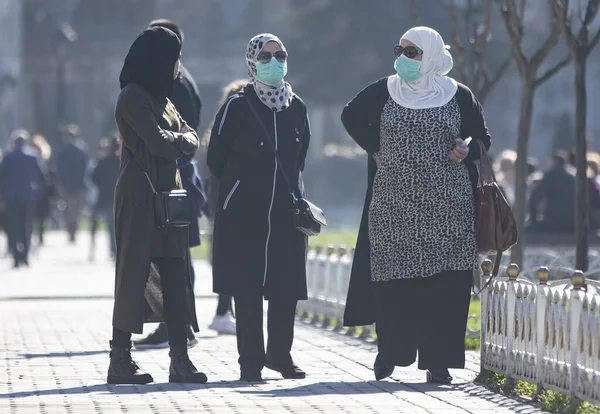 İstanbul, Türkiye, 11 Mart 2020, Coronavirüs (COVID-19) salgını nedeniyle insanlar yüzünü takınıyor.