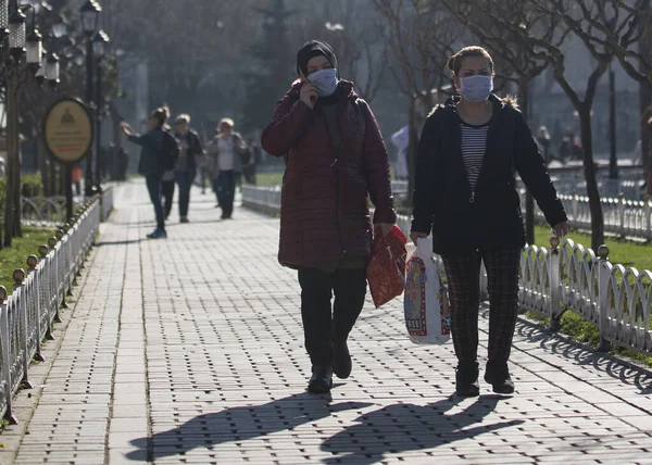 İstanbul, Türkiye, 11 Mart 2020, Coronavirüs (COVID-19) salgını nedeniyle insanlar yüzünü takınıyor.