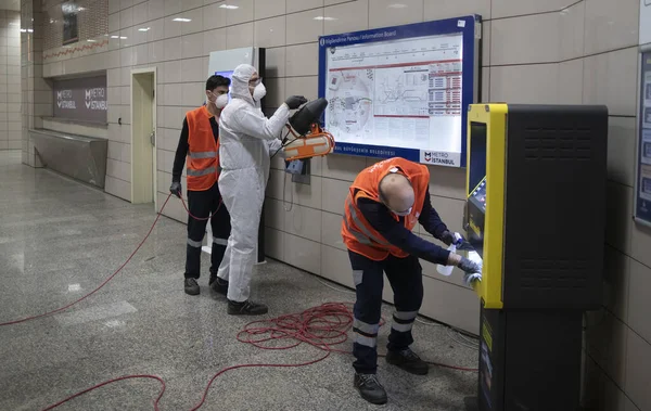 İstanbul, Türkiye, 12 Mart 2020, İstanbul Metro Üyeleri dünya çapında koronavirüs (COVID-19) salgını nedeniyle bir istasyonu dezenfekte etti.