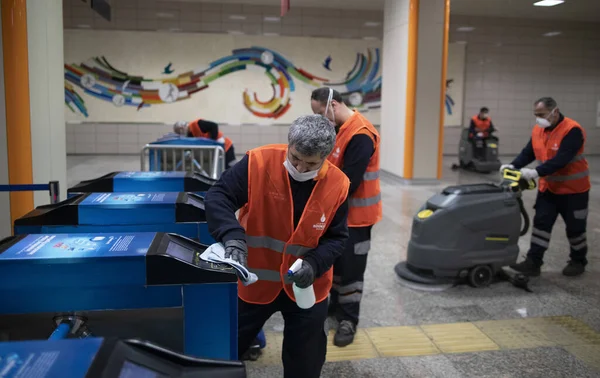 İstanbul, Türkiye, 12 Mart 2020, İstanbul Metro Üyeleri dünya çapında koronavirüs (COVID-19) salgını nedeniyle bir istasyonu dezenfekte etti.