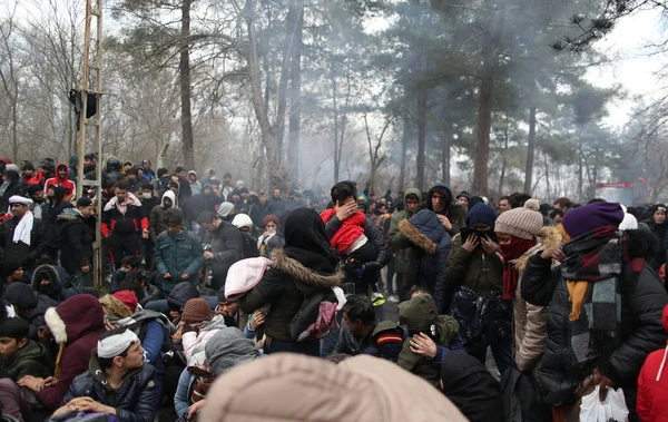 01 Mart 2020, Edirne, Türkiye ve Göçmenler Avrupa 'ya ulaşmaya çalışırken Türk-Yunan sınırında bekliyorlar.