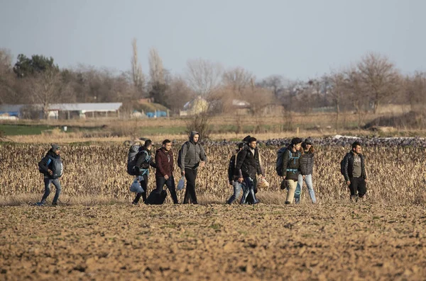 01 Mart 2020, Edirne, Türkiye ve Göçmenler Avrupa 'ya ulaşmaya çalışırken Türk-Yunan sınırında yürüyorlar.