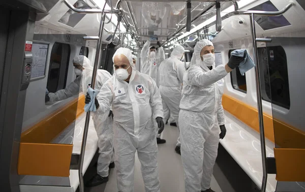 İstanbul, Türkiye, 12 Mart 2020, İstanbul Metro üyeleri dünya genelinde koronavirüs (COVID-19) salgını nedeniyle bir treni dezenfekte etti.