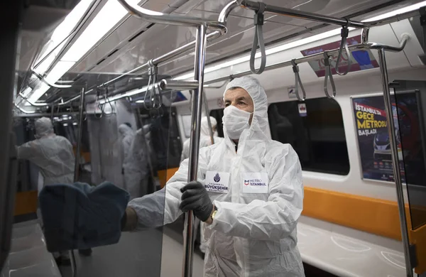 İstanbul, Türkiye, 12 Mart 2020, İstanbul Metro üyeleri dünya genelinde koronavirüs (COVID-19) salgını nedeniyle bir treni dezenfekte etti.