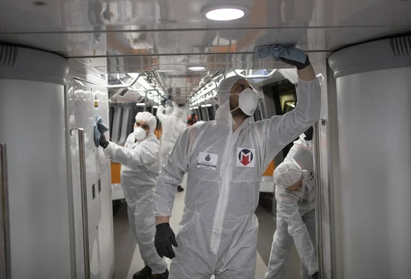 İstanbul, Türkiye, 12 Mart 2020, İstanbul Metro üyeleri dünya genelinde koronavirüs (COVID-19) salgını nedeniyle bir treni dezenfekte etti.