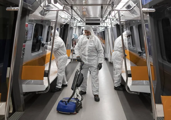 İstanbul, Türkiye, 12 Mart 2020, İstanbul Metro üyeleri dünya genelinde koronavirüs (COVID-19) salgını nedeniyle bir treni dezenfekte etti.