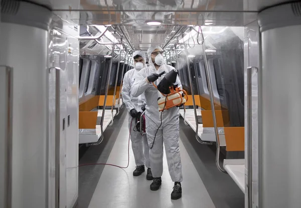 İstanbul, Türkiye, 12 Mart 2020, İstanbul Metro üyeleri dünya genelinde koronavirüs (COVID-19) salgını nedeniyle bir treni dezenfekte etti.