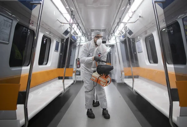 İstanbul, Türkiye, 12 Mart 2020, İstanbul Metro üyeleri dünya genelinde koronavirüs (COVID-19) salgını nedeniyle bir treni dezenfekte etti.