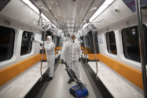 İstanbul, Türkiye, 12 Mart 2020, İstanbul Metro üyeleri dünya genelinde koronavirüs (COVID-19) salgını nedeniyle bir treni dezenfekte etti.