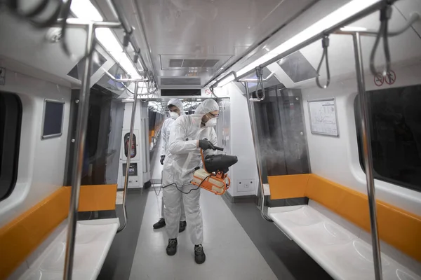 İstanbul, Türkiye, 12 Mart 2020, İstanbul Metro üyeleri dünya genelinde koronavirüs (COVID-19) salgını nedeniyle bir treni dezenfekte etti.