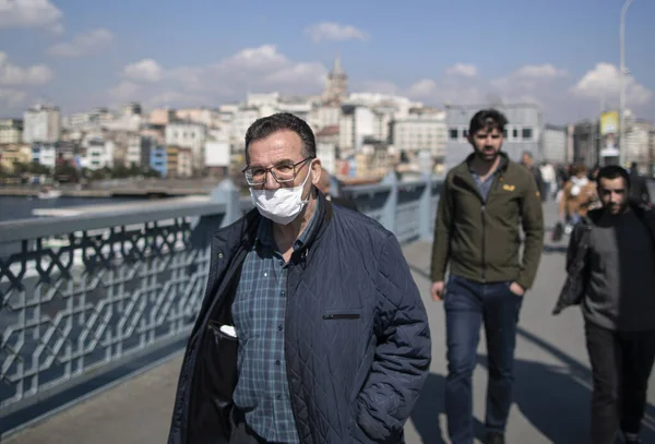 Istanbul Türkei März 2020 Ein Mann Der Sein Gesicht Aufgrund lizenzfreie Stockbilder